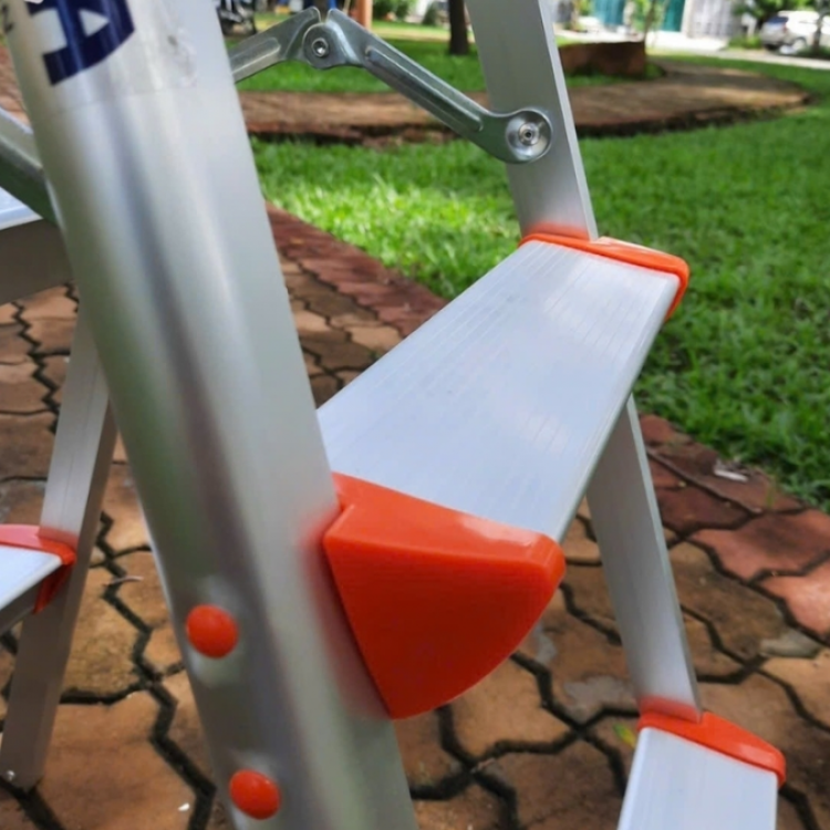 Thang nhôm chữ A bậc bằng 4 bậc Nakata TM205